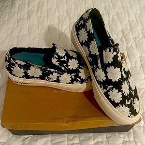 SeaVees Baja platform black daisy slip on tennis shoes, brand new in box. Sz 7